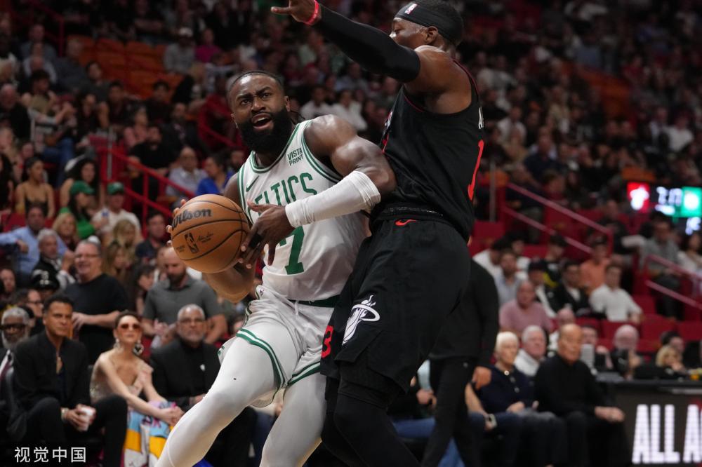 她同样带着 她同样带着